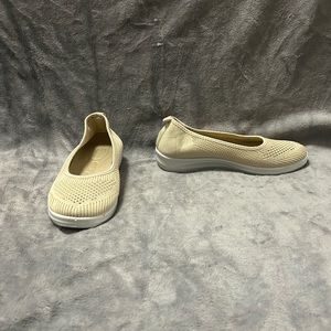 Womens Musshoe beige light brown slip on Flats Shoes size 8